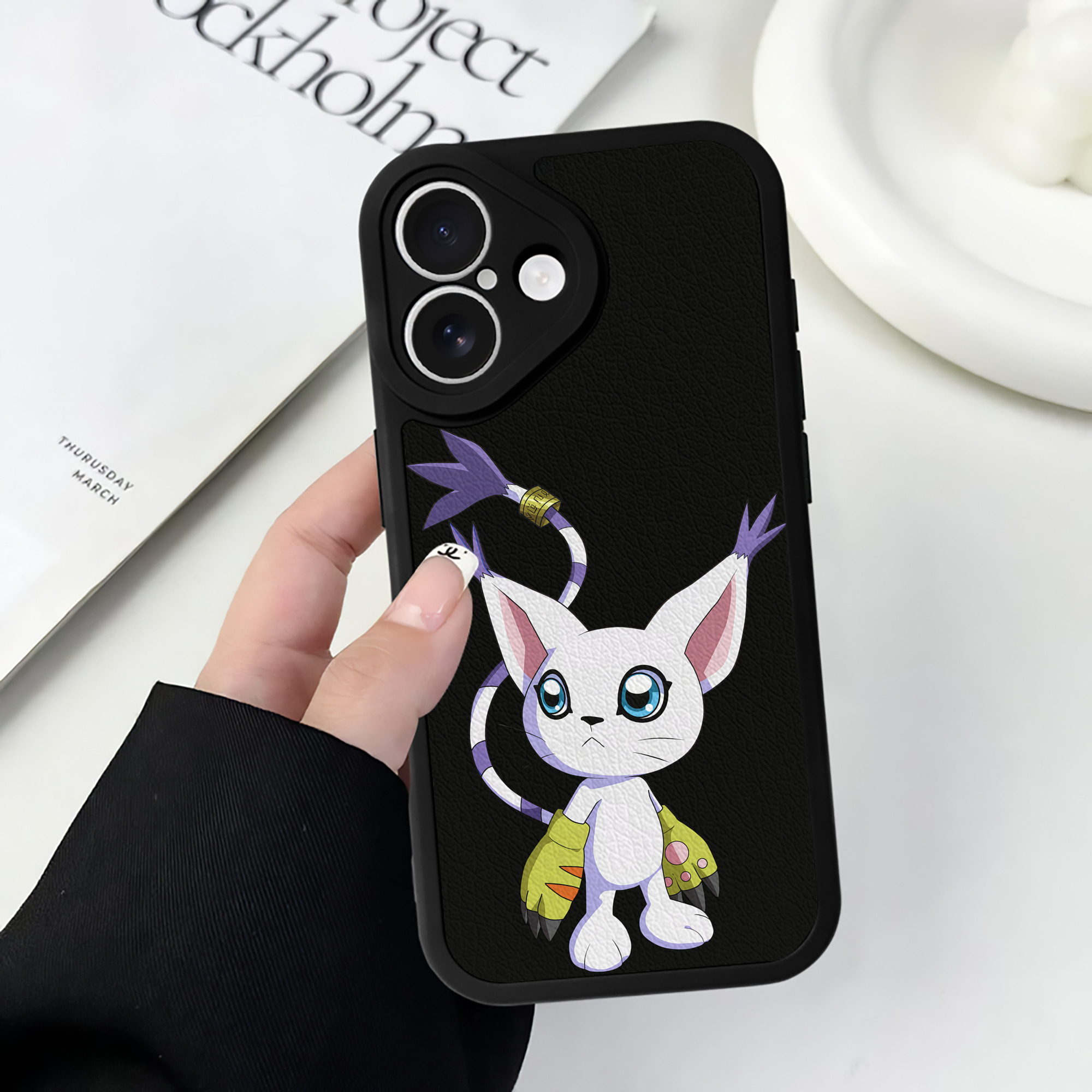 （画像用） Digimon デジタルモンスター/デジモン 【iPhone 16シリーズ対応】シリコンスマホケース（レザー調） 材質：シリコン